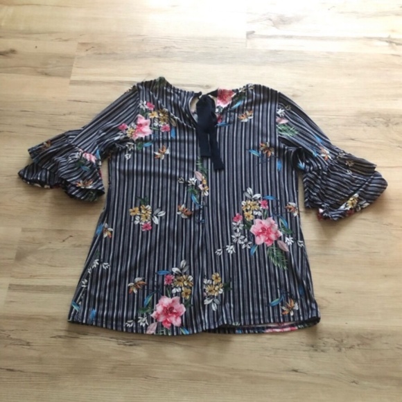 Faith and Joy Black and White Flutter Sleeve Floral Blouse - Picture 2 of 5